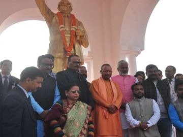महामानव थे बाबा साहब, उनके आदर्शों से लें प्रेरणा : Cm Yogi