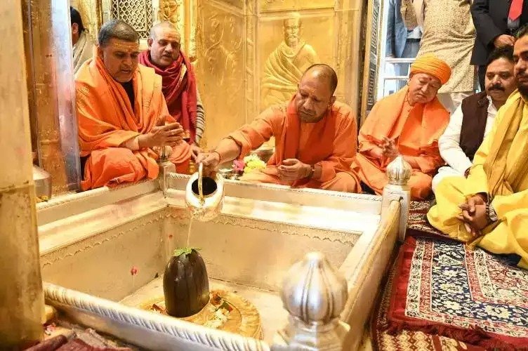 सीएम योगी आदित्यनाथ ने श्री काशी विश्वनाथ का किया दर्शन-पूजन !