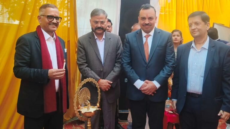 उमेश पाल हत्याकांड में शहीद पुलिसकर्मियों के परिजनों का हुआ सम्मान