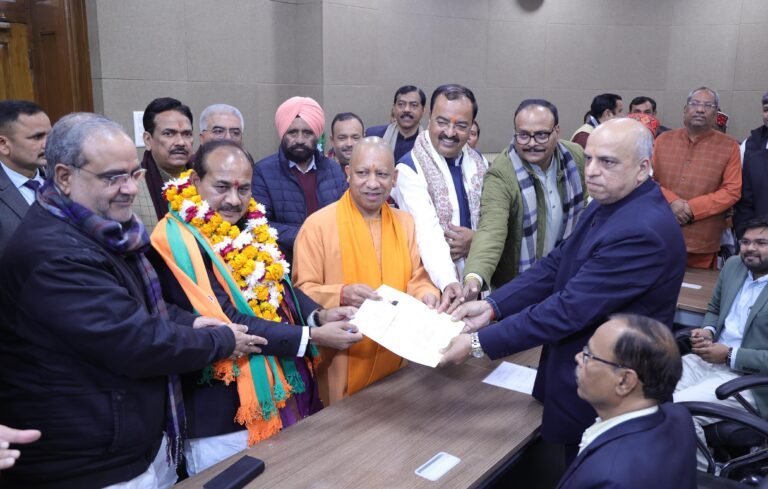 सीएम योगी की उपस्थिति में दारा सिंह चौहान ने दाखिल किया नामंकन