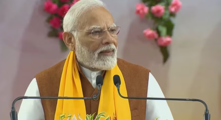 बनारस पहुंचकर बोले PM मोदी- ‘महादेव के आशीर्वाद से काशी में चारों ओर विकास का डमरू बजा’,
