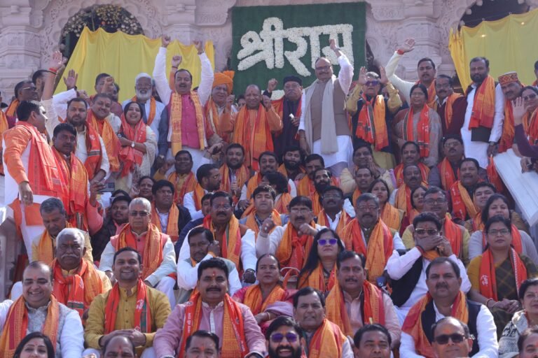 मंत्रियों-विधायकों के साथ मुख्यमंत्री योगी आदित्यनाथ ने रामलला के किये दर्शन !