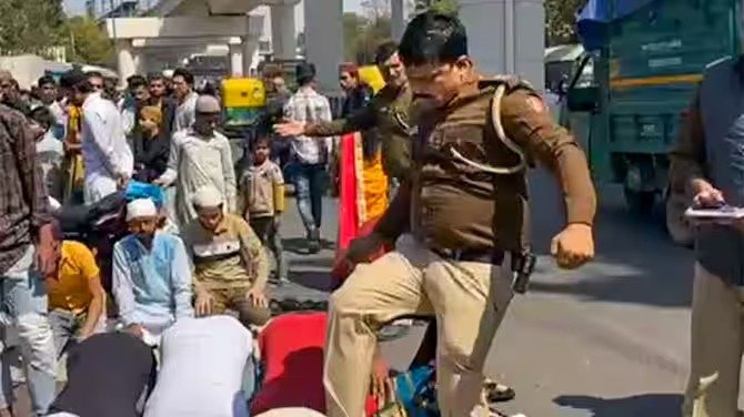 नमाज पढ़ रहे नमाजी को पुलिसकर्मी ने मारी लात, VIDEO वायरल !
