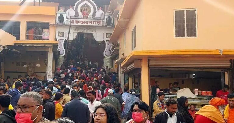 अयोध्या: हनुमानगढ़ी मार्ग पर खफा व्यापारी समाज ने बंद कर रखी दुकानें, जानें पूरी वजह !