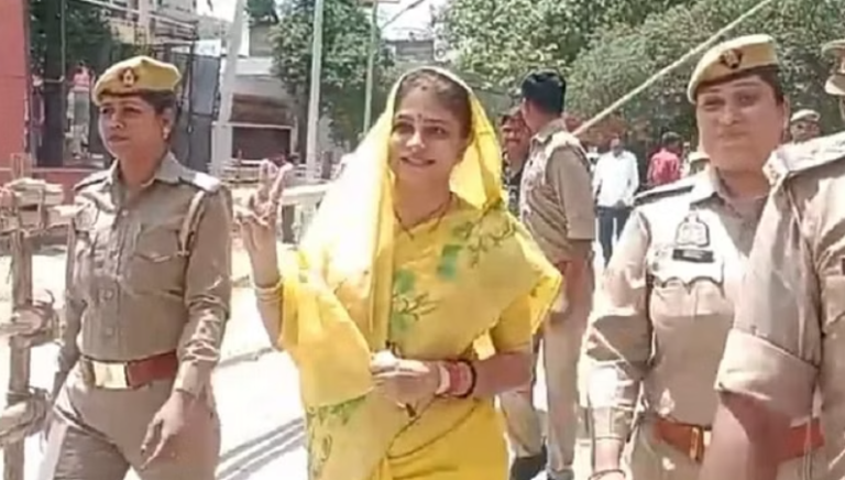 जौनपुर: किसी को नहीं लगी कानों-कान खबर, उधर बाहुबली धनंजय सिंह की पत्नी ने दाखिल कर दिया अपना पर्चा