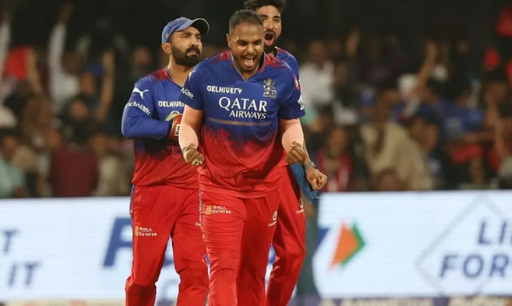 समय होत बलवान:  कभी रिंकू ने जड़े थे पांच छक्के, अब 17 रन बचाकर यश आरसीबी के लिए बने हीरो