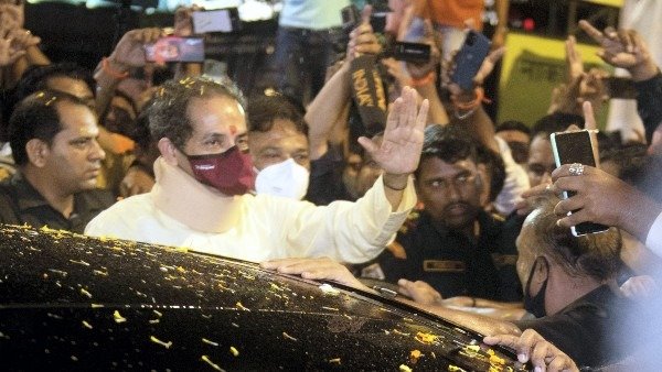 सीएम एकनाथ शिंदे के रोड शो में उद्धव गुट के समर्थकों ने लगाए नारे !