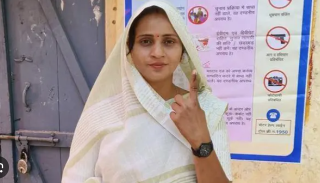 देश की सबसे कम उम्र की सांसद संजना जाटव कौन हैं, जिन्होंने CM भजनलाल के गढ़ में लगाई सेंध