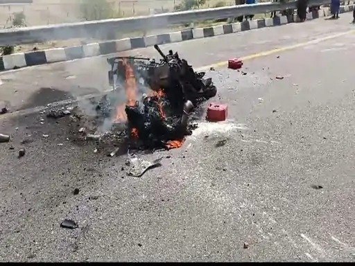 पूर्वांचल एक्सप्रेस-वे पर जिंदा जला बाइक सवार !