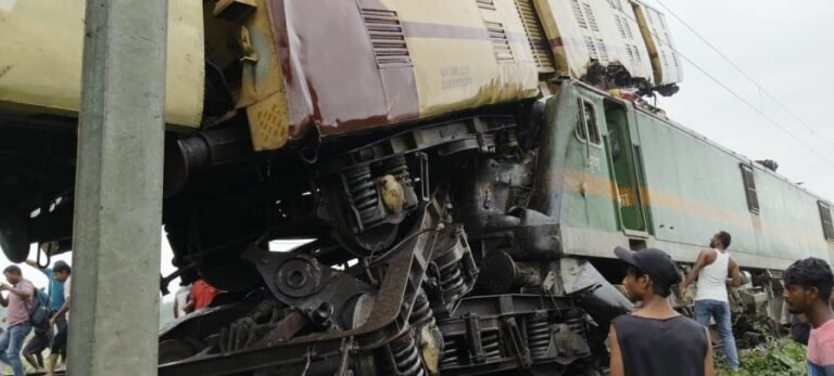 Train Accident: असम से कोलकाता आ रही कंचनजंगा एक्सप्रेस ट्रेन को मालगाड़ी ने मारी टक्कर, 2 की मौत !