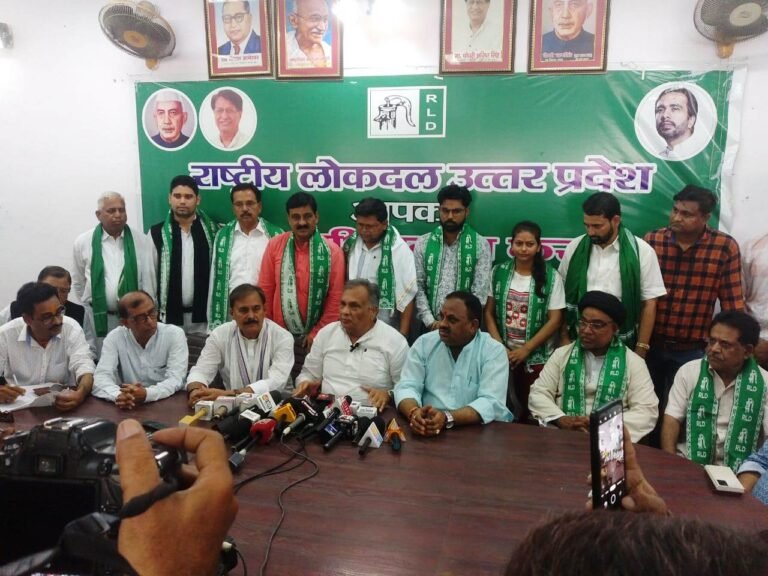 रालोद राष्ट्रीय महासचिव त्रिलोक त्यागी के सामने जिम्मेदारों ने ली सदस्यता !