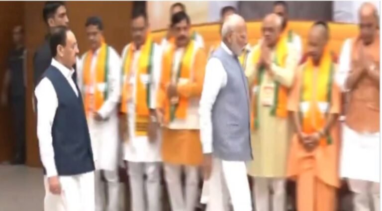 बगावत पर उतरे योगी आदित्यनाथ, पीएम मोदी का क्यों नहीं किया अभिभावदन, वायरल वीडियो का सच क्या है?