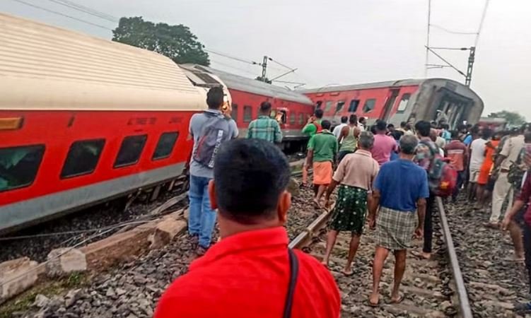 कहीं पटरी से उतरी ट्रेन, कहीं ट्रेन में बम की अफवाह, दो की मौत, कौन है इन सबका जिम्मेदार?
