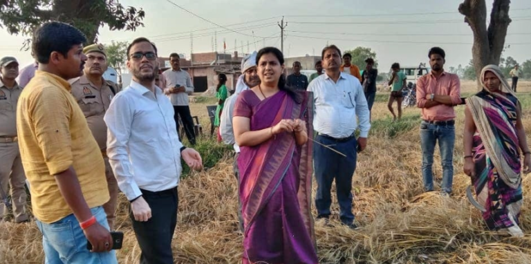 कौन हैं देवरिया जिले की डीएम, जो सोशल मीडिया पर खूब वायरल हो रही हैं