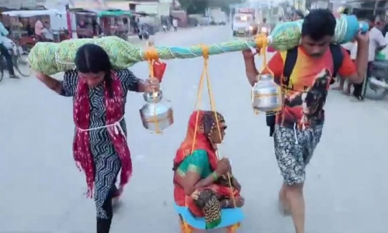 कलियुग में ऐसा ही बेटा और बहू चाहिए, मां को कंधे पर बिठा कांवड़ यात्रा करा रहे बहू-बेटे, धन्य हैं दोनों, सलाम करिए