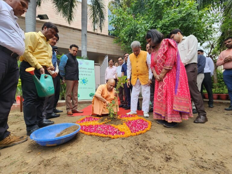 ग्लोबल वॉर्मिंग जैसी चुनौतियों से बचने के लिए ,एक पेड़ मां के नाम के तहत सीएम योगी ने लगाया पेड़ !