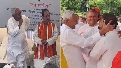 भरी सभा में इंजीनियर का पैर क्यों छूने लगे मुख्यमंत्री नीतीश कुमार?