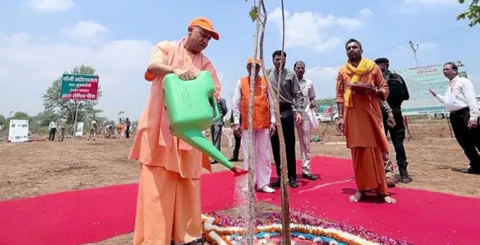 एक पेड़ मां के नाम: यूपी में लगेंगे 36.50 करोड़ पौधे, योगी आदित्यनाथ की नजर है इस रिकॉर्ड पर