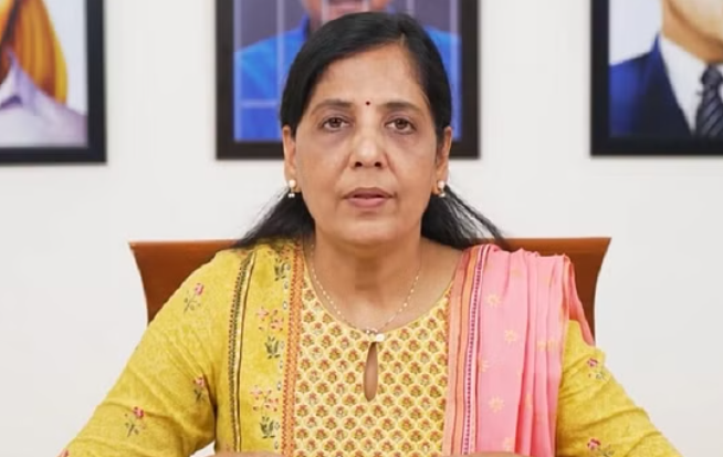 दिल्ली CM आवास पर नहीं फराया गया तिरंगा, केजरीवाल की पत्नी ने सबको सुना दिया