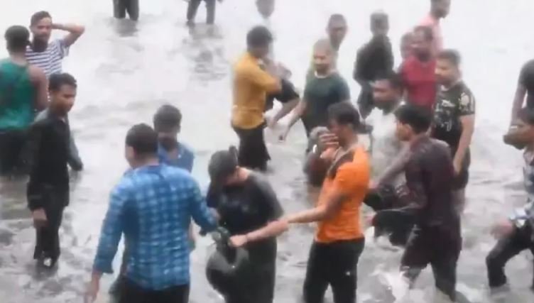 अदब का शहर लखनऊ शर्म से पानी-पानी, बारिश के बीच 40-50 हुड़दंगियों के झुंड ने लड़की को छेड़ा