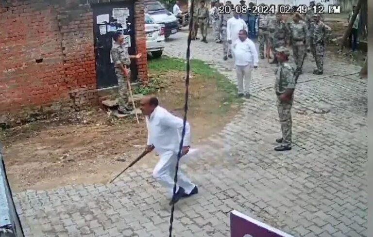 सपा नेता ने हाथ में राइफल लेकर नगर निगम की टीम को दौड़ाया, जानिए क्या है मामला