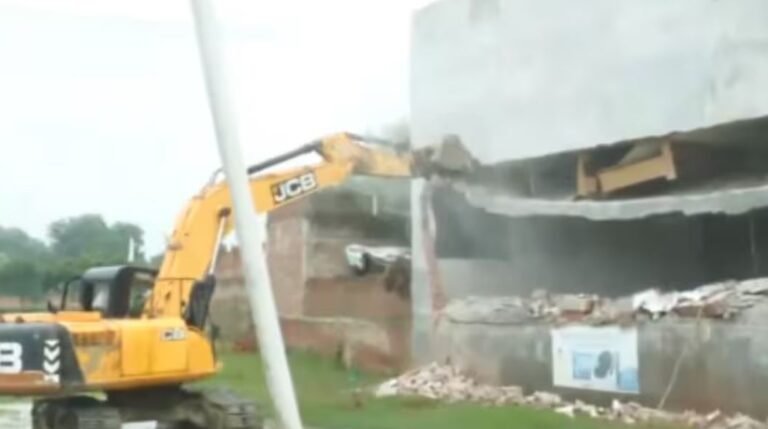 अयोध्या रेप केस: बेकरी के बाद अब आरोपी मोईद के कॉम्प्लेक्स पर चला बुलडोजर