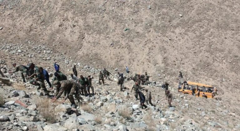 लेह में भयानक हादसा, खाई में गिरी बस, अब तक 6 लोगों की मौत, 19 घायल