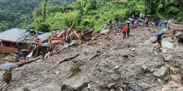 वायनाड के बाद अब हिमाचल में तबाही, बादल फटने से मकान-पुल और सड़कें सब ध्वस्त, 50 अधिक लोग लापता