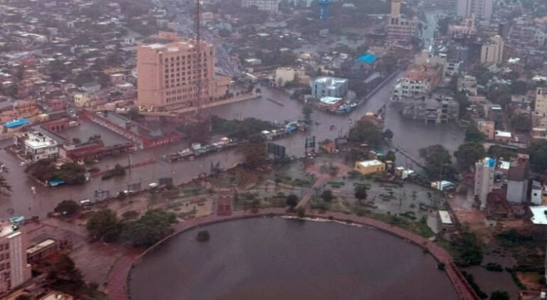 मौसम ने किया हाल बेहाल: 22 राज्यों में आज भारी बारिश का अलर्ट; यूपी में कई जगह बाढ़ जैसे हालात