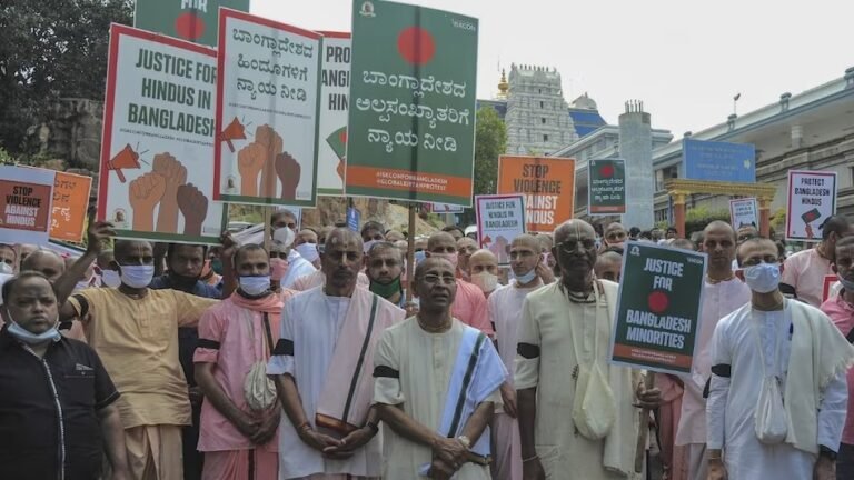 Bangladesh Crisis: बांग्लादेश में अब हिंदुओं के लिए जगह नहीं ,तोड़े जा रहे मंदिर !