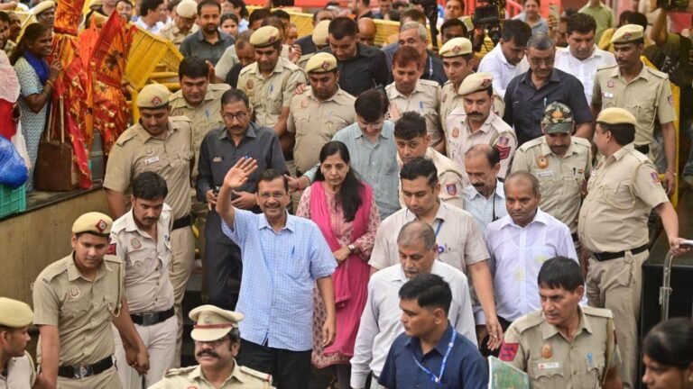 जेल से रिहा होते ही अरविंद केजरीवाल ने कनॉट प्लेस के हनुमान मंदिर में किया दर्शन, सुप्रीम कोर्ट की सशर्त जमानत के बाद मांगा आशीर्वाद
