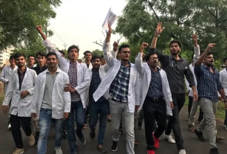 यूपी में मेडिकल कॉलेज मे एडमिशन के लिए बदल दिया ‘धर्म’, 8 छात्रों पर कार्रवाई