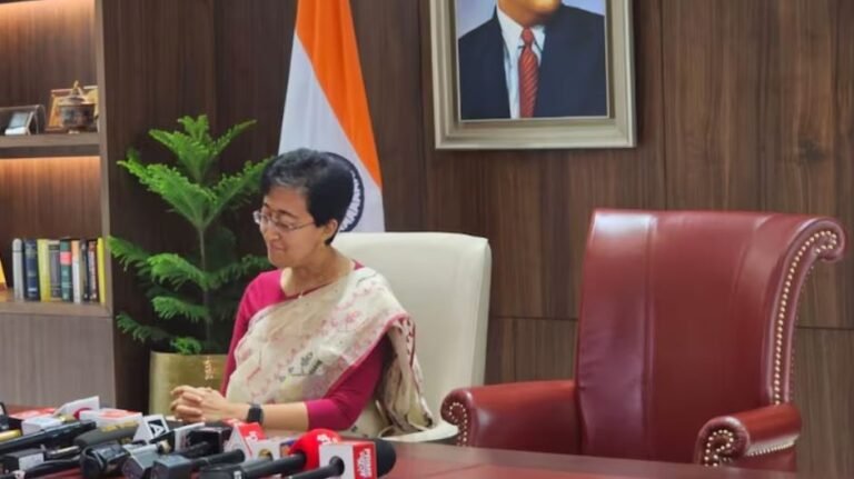 भरत की तरह खाली कुर्सी रखकर आतिशी ने संभाला दिल्ली सीएम का कार्यभार