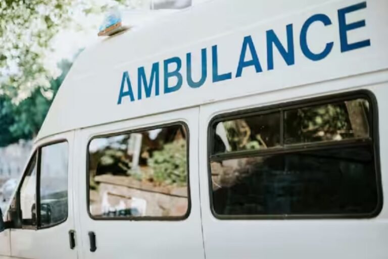 यूपी: एंबुलेंस में पीछे मौत से जुझ रहा था पति, पत्नी के शरीर से खेल रहे थे हैवान