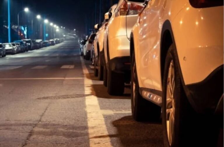 सड़क किनारे गाड़ी पार्क किए तो भरना होगा शुल्क, जानिए यूपी की नई पार्किंग पॉलिसी