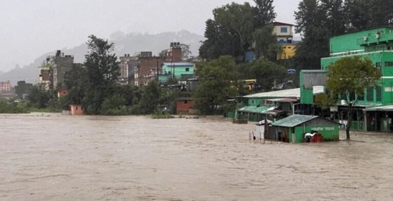 नेपाल से बिहार तक: नीचे बाढ़ ऊपर आसमान से बरस रही आफत, छतों पर अटके लोग, 8 जिलों में ऑरेंज अलर्ट