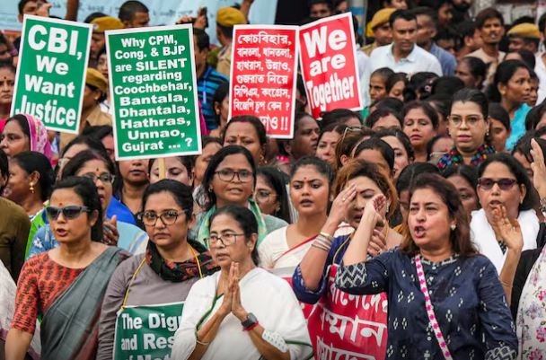 Kolkata Rape Murder Case: ‘प्रदर्शन छोड़ें, दुर्गा पूजा की करें तैयारी’, ममता पर भड़क गईं पीड़िता की मां