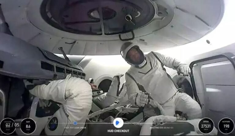 धरती से 700 किमी ऊपर दो अंतरिक्ष यात्रियों ने किया स्पेस वॉक