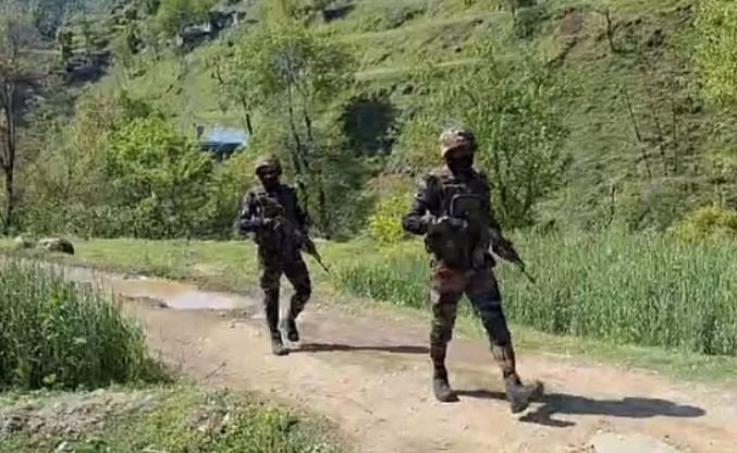 जम्मू-कश्मीर के बारामूला और किश्तवाड़ में मुठभेड़ जारी, दो जवान शहीद, सर्च ऑपरेशन जारी