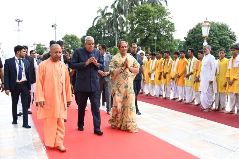 गुरु गोरखनाथ का दर्शन-पूजन कर भावविभोर हुए उपराष्ट्रपति