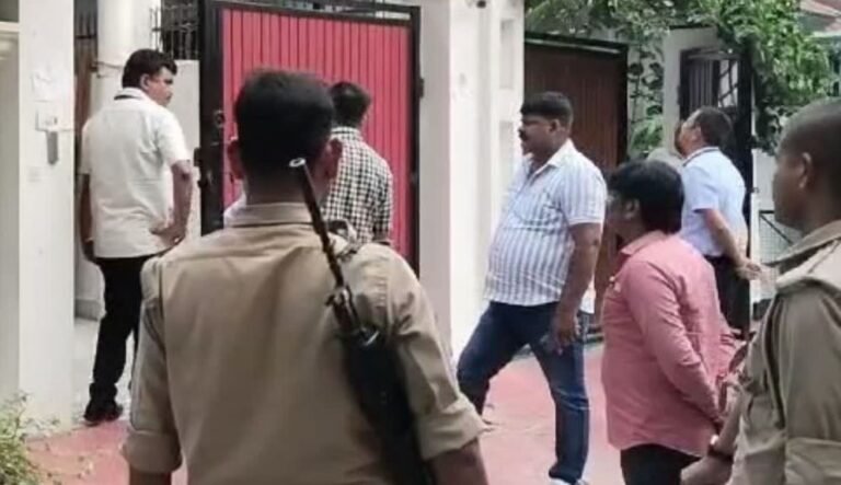 आय से अधिक संपत्ति मामला: लखनऊ में पांच अफसरों के ठिकानों पर विजिलेंस की ताबड़तोड़ छापेमारी