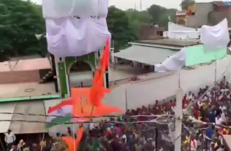 बहराइच के बाद बाराबंकी में बवाल होते-होते बचा, धार्मिक स्थल पर गुलाल फेंकने से तनाव
