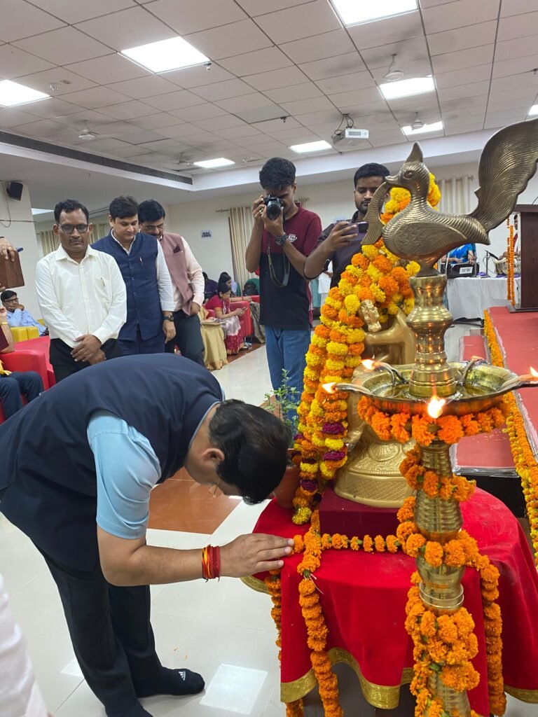 विद्यार्थी बनकर सीखने वाले शिक्षक पाते हैं सम्मान- डॉ. दिनेश शर्मा