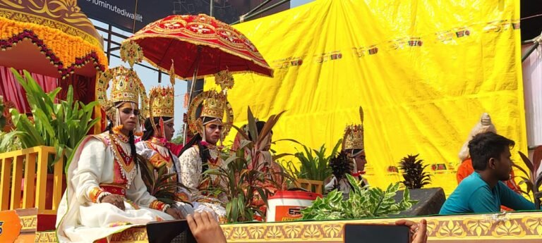 राममय हुई अयोध्या नगरी, CM योगी ने भगवान का रथ खींचा, पुष्पक विमान से पहुंचे राम-सीता, सड़कों पर झांकियां