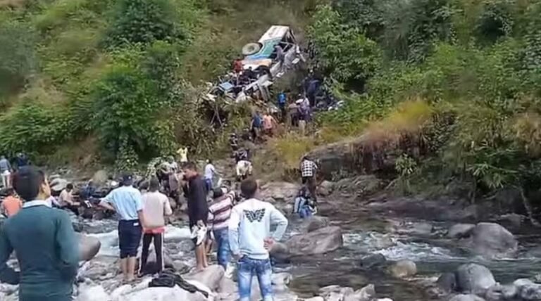 अल्मोड़ा में बड़ा सड़क हादसा, खाई में बस गिरने से 15 लोगों की मौत
