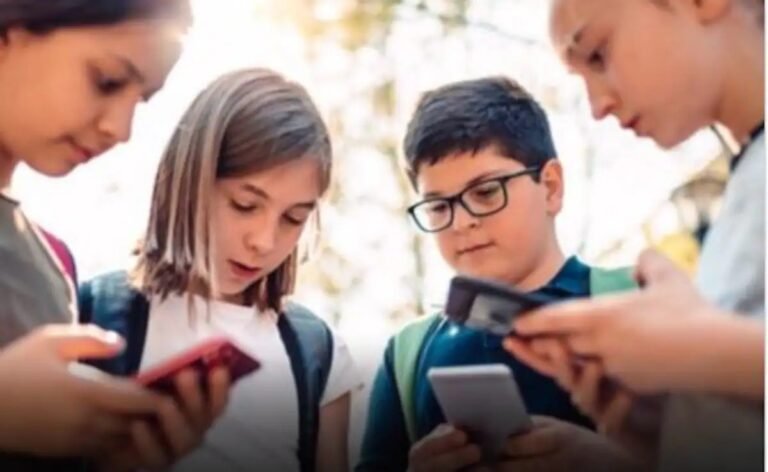 Strictness on social media in Australia: ऑस्ट्रेलिया में सोशल मीडिया पर सख्ती, 16 साल से कम उम्र के बच्चों के लिए नए नियम, उल्लंघन पर लगेगा भारी जुर्माना