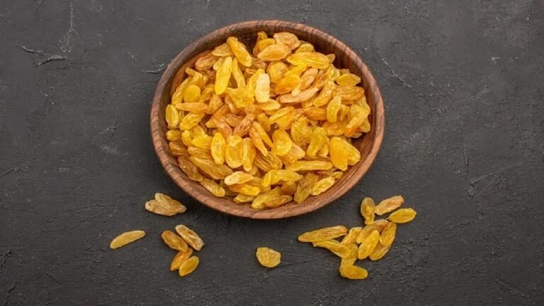 Raisin Water: किशमिश का पानी पीने से मिलते है तमाम फायदे, जानिए कब और कैसे पिएं !