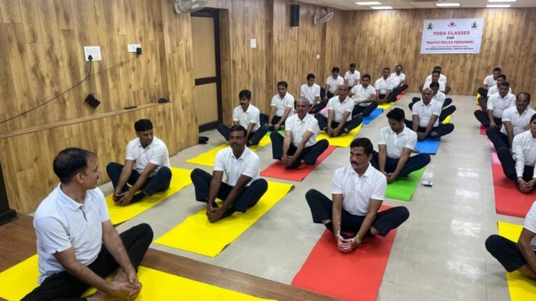 दिल्ली ट्रैफिक पुलिस ने प्रदूषण से बचने के लिए अपनाया योग का सहारा, जवानों को दी गई स्वास्थ्य चेतावनी !