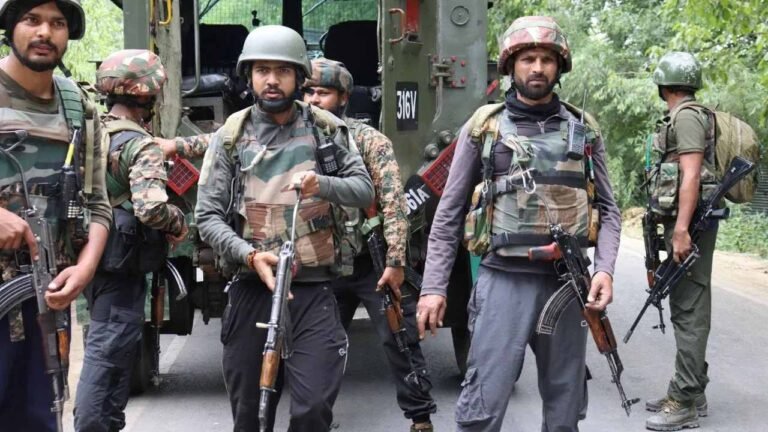 जम्मू-कश्मीर के अनंतनाग में मुठभेड़ जारी, दो आतंकी ढेर, एक को जवानों ने घेरा