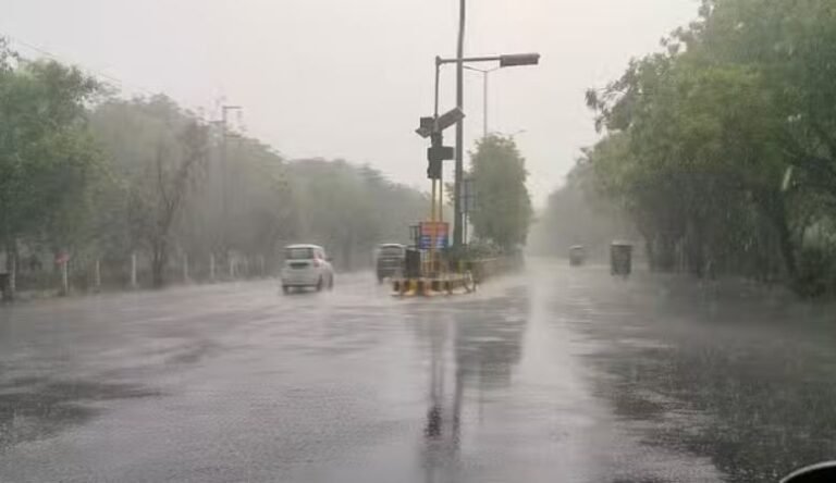 अब यूपी में बढ़ेगी सर्दी, नोएडा में हो गई बारिश, 40 जिलों में अलर्ट
